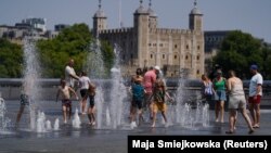 Qytetarët duke u freskuar në fontanat në Londër, Britani. 18 korrik 2022.