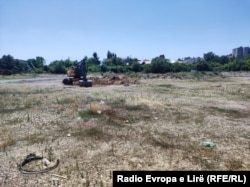 Vendi i ndërtimit të stadiumit në Mitrovicën e Veriut në korrik 2022. Sipas njoftimeve të zyrtarëve vendorë, projekti duhej të kishte përfunduar tashmë.