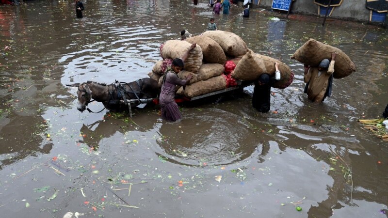 Više od 300 stradalih u poplavama u Pakistanu