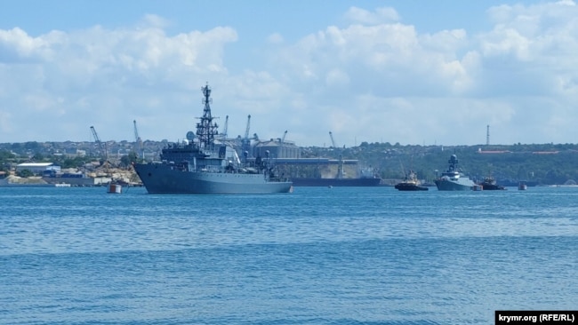 Парадный строй кораблей Черноморского флота России в Севастопольской бухте, 26 июля 2022 года