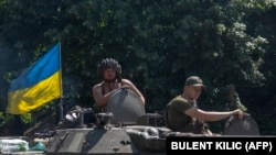 Ukrán katonák úton a keleti frontra 2022. július 31-én