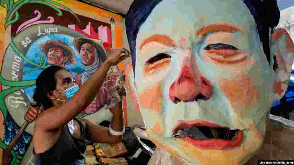 Filipinska aktivistica pravi lik koji predstavlja filipinskog predsjednika Ferdinanda Markosa mlađeg uoči Markosovog prvog govora o stanju nacije, u Quezon Cityju, Metro Manila, Filipini, 24. juli.