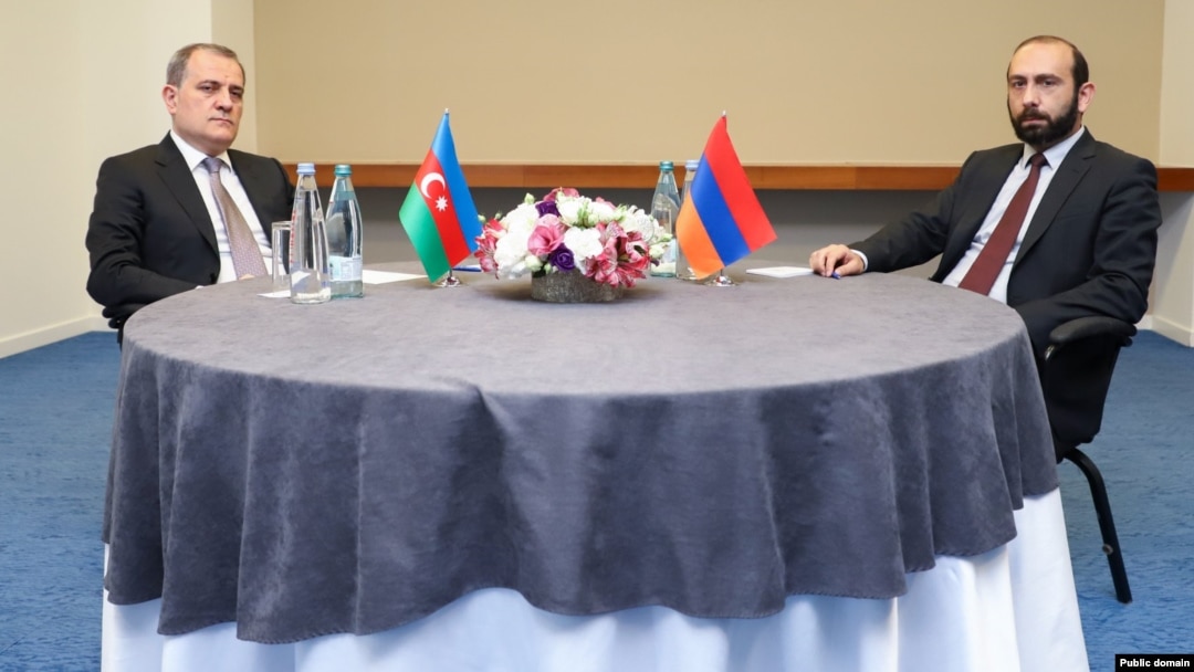 Armenian Foreign Minister Ararat Mirzoian (right) held talks with his Azerbaijani counterpart, Ceyhun Bayramov, in Tbilisi on July 16.