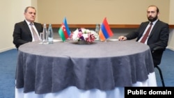 Armenian Foreign Minister Ararat Mirzoian (right) held talks with his Azerbaijani counterpart, Ceyhun Bayramov, in Tbilisi on July 16.