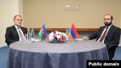 Azerbaýjanyň we Ermenistanyň daşary işler ministrleri Tbiliside gepleşik geçirdiler. 16-njy iýul, 2022 ý.