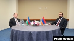 Министр иностранных дел Азербайджана Джейхун Байрамов и министр иностранных дел Армении Арарат Мирзоян во время встречи в Тбилиси, Грузия, 16 июля 2022 г.