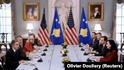 Sastanak američkog državnog sekretara Antonija Blinkena (levo) i kosovske predsednice i premijera Vjose Osmani i Aljbina Kurtija (desno) u Vašingtonu 26. jula 2022.