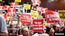 Mbështetësit e partisë opozitare maqedonase, VMRO-DPMNE, duke protestuar kundër propozimit francez. Korrik, 2022.