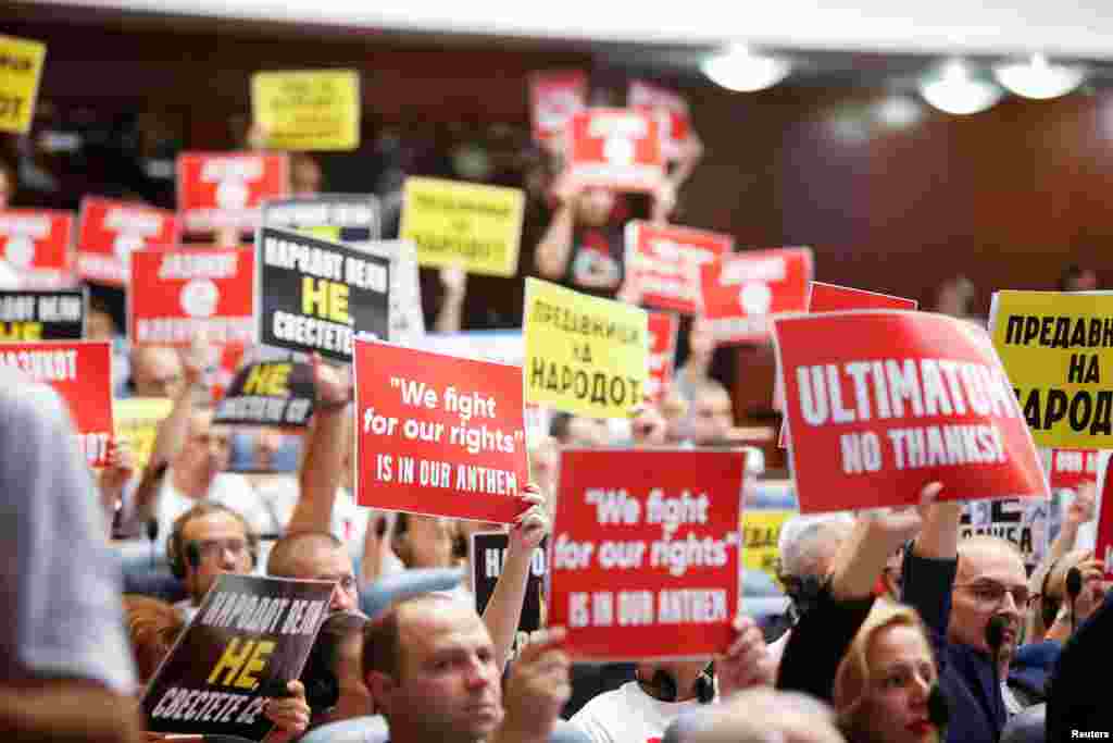 Пратениците од опоцизијата со кренати транспаренти против францускиот предлог за време на говорот на дер Лајен во Собранието