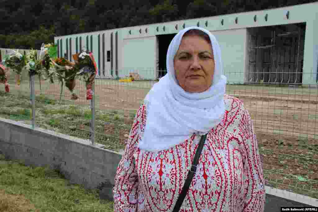 Među 1.313 ubijenih Bošnjaka je i suprug Šuhre Sinanović. U srebreničkom genocidu je izgubila i djevera i mnogobrojnu porodicu.