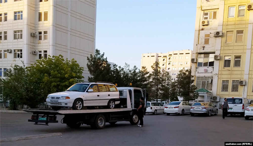 Автомобили, припаркованные в неположенных местах во дворах домов на улице Андалыпа, вывозят на штрафную стоянку. Ашхабад