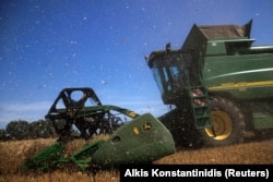 A combine harvester cutting through a wheat field in the Dnipropetrovsk region on July 30.