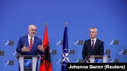 Kryeministri i Shqipërisë, Edi Rama, dhe sekretari i Përgjithshëm i NATO-s, Jens Stoltenberg, gjatë konferencës për media më 13 korrik 2022.