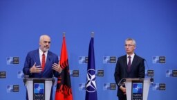 Kryeministri i Shqipërisë, Edi Rama, dhe sekretari i Përgjithshëm i NATO-s, Jens Stoltenberg, gjatë konferencës për media më 13 korrik 2022.