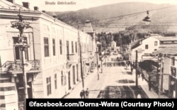 În stânga Poșta, acum Librăria orașului. Strada se numește acum Luceafărului, a fost numită 6 martie în timpul comunismului. În planul îndepărtat, izvorul Unirea, monument istoric de lângă Cazinou.