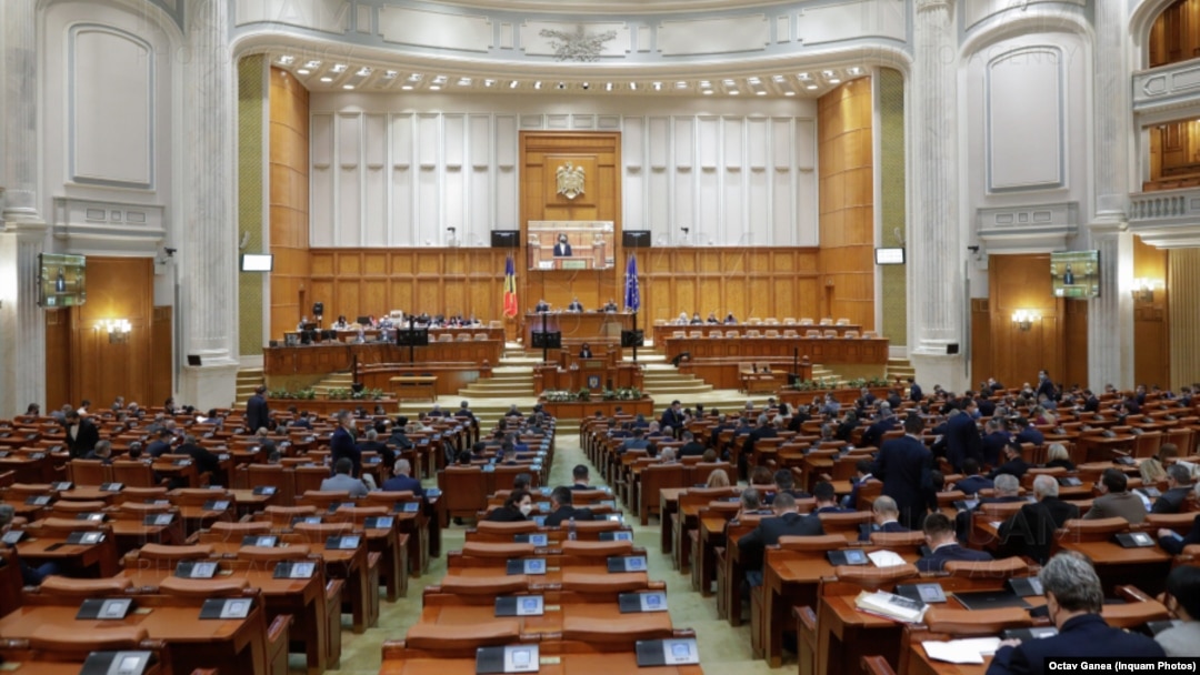 Ministrul Justiţiei, Cătălin Predoiu a declarat că proiectul adoptat de Parlament nu intră în contradicție cu deciziile anterioare ale Curții Constituționale. 