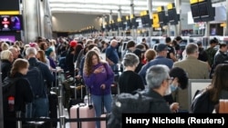 Pasagjerët në aeroportin Heathrow të Londrës. Fotografi nga arkivi. 