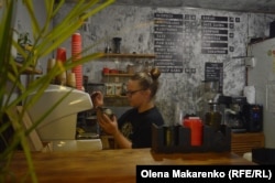 Viktorija Kosztyucsenko barista munka közben