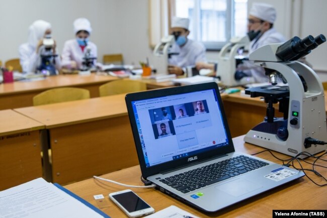 Студенты во время занятий в формате видеосвязи в медицинском институте
