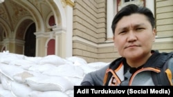 Кыргызстандык журналист, жарандык активист Адил Турдукулов Одесса опера театрынын алдында (Украина).
