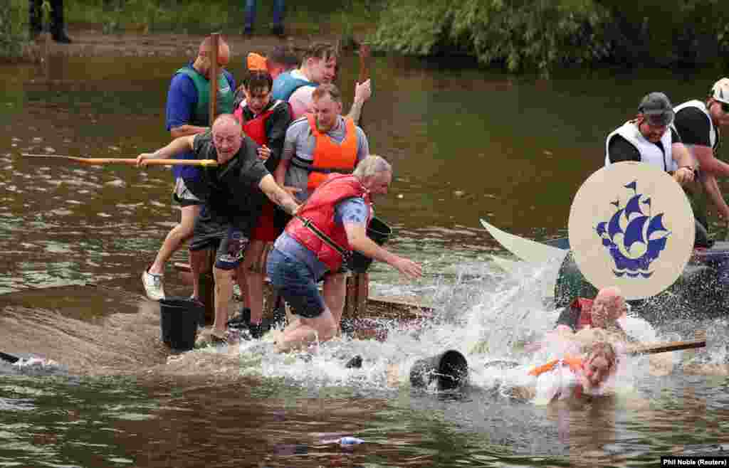 Detalj sa godišnje utrke Chester Raft Race na rijeci Dee u Chesteru, Velika Britanija, 3. juli.