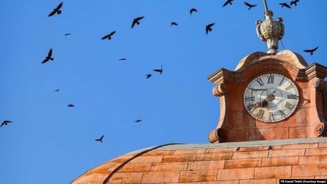 Ceasul din turnul Castelului Teleki/Gornești nu mai măsoară timpul castelelor și conacelor transilvane, multe lăsate să se degradeze după naționalizare în timpul comunismului. UE alocă milioane de euro României pentru restaurarea a 5 castele într-un circuit turistic cultural.