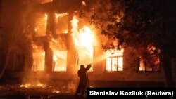 Égő lakóház oltása Mikolajivban 2022. augusztus 1-jén