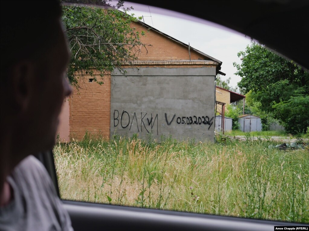Grafiti në një zonë të Hostomelit që ishte pushtuar nga forcat ruse. Fjala thotë "Ujqër" me një datë nga koha kur rusët kishin pushtuar zonën.