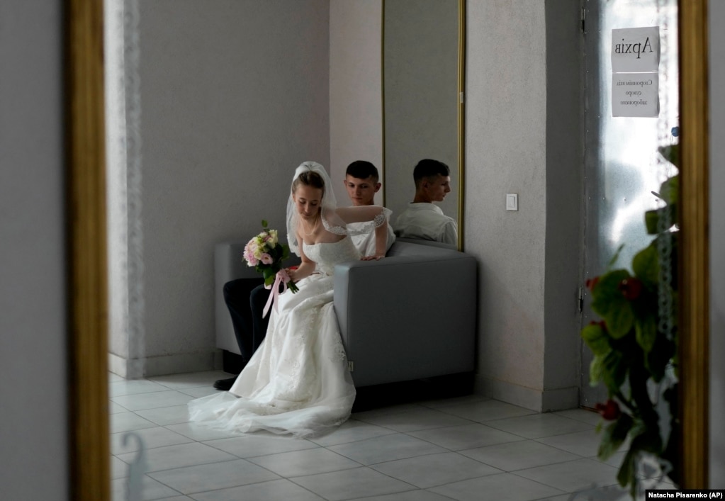 Yevhen Levchenko dhe Nadia Prytula duke pritur të martohen në Irpin më 21 qershor. Menjëherë pas ceremonisë, të sapomartuarit u detyruan të ndahen. Nadia u largua nga Ukraina për të studiuar jashtë vendit, ndërsa Yevhenit iu kërkua të qëndronte në bazë të vendimit që burrave deri në 60 vjeç u ndalohet të largohen nga Ukraina.  
