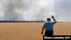 Un lan de cereale arzând în sudul Ucrainei