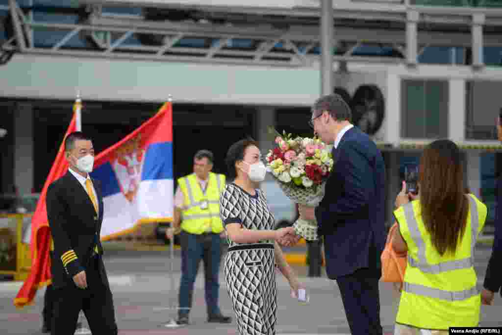 Kineska ambasadorka Čen Bo i predsednik Srbije na aerodromu