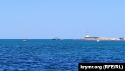 Російський патрульний корабель біля входу в Севастопольську бухту