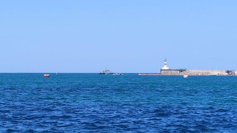 Вход в Севастопольскую бухту охраняет российский патрульный корабль с ракетами «Калибр» (+фото)