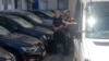 Veselina Vukotića policajac sprovodi na saslušanje u tužilaštvo, Podgorica, 12.jul 2022. godine
