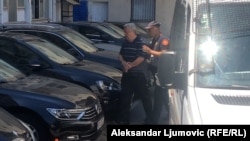Veselina Vukotića policajac sprovodi na saslušanje u tužilaštvo, Podgorica, 12.jul 2022. godine
