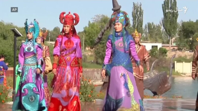 قرغیزستان کې د دودیزو جامو مېله شوی