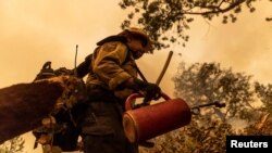 Vartogasac pored Mariposa gasi požar Oak u Kalifornji, 24. juli 2022. 