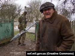 Оператор ССО Украины помогает местному жителю избавиться от «последствий русского мира». Киевщина, весна 2022 года