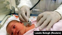 Новороденче во болница во Ѓула, град во источна Унгарија.