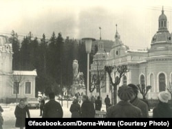 Mijlocul anilor '70, Vatra Dornei. Izvorul Unirea și Cazinoul.