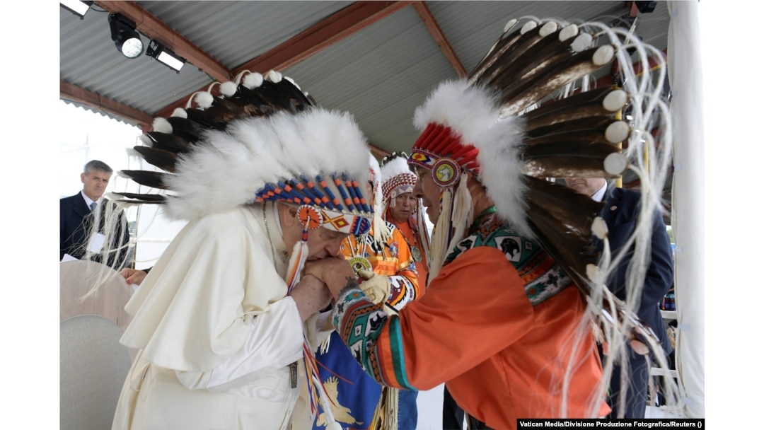 Papa Francisc s-a întâlnit cu comunitățile indigene First Nations, Metis și Inuit, cerându-le iertare pentru crimele comise în școlile catolice, în Maskwacis, Alberta, Canada, 25 iulie 2022.