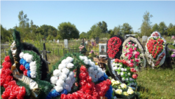 Могилы российских военных, предположительно убитых в Украине. Иллюстративное фото