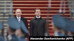 Dmitri Medvedev (dreapta) în 2008, alături de Vladimir Putin, pe care l-a înlocuit la președinția Rusiei timp de patru ani. După ce a reluat funcția, Putin a făcut modificări constituționale care îi permit să rămână președinte până în 2036.