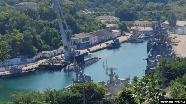 Триває ремонт підводного човна «Алроса»