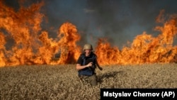 Lángoló búzamező az ukrajnai Harkiv régióban 2022. július 29-én