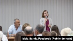 Președinta Maia Sandu la o întrevedere cu locuitorii satului Răuțel, raionul Fălești, iulie 2022