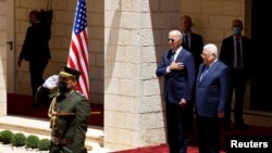 Presidenti palestinez, Mahmoud Abbas, dhe presidenti i SHBA-së, Joe Biden, në Betlehem, në Bregun Perëndimor, 15 korrik 2022.
