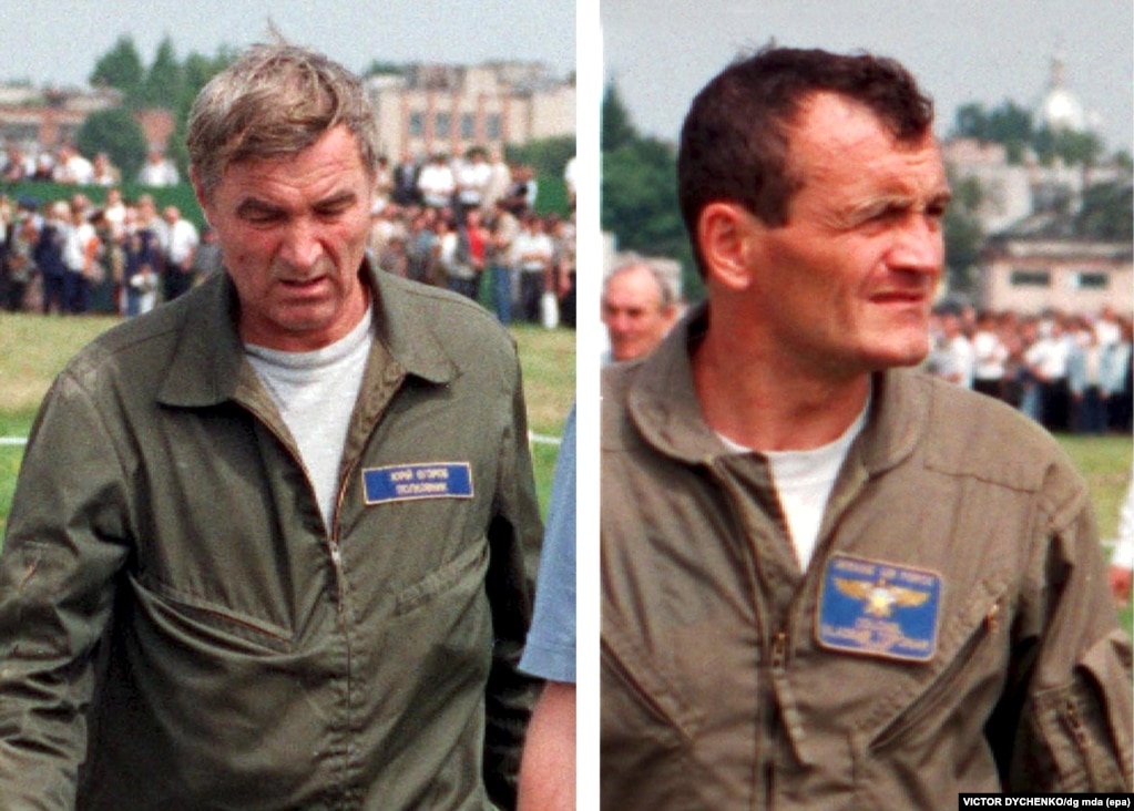 Pilotët Yuriy Yegorov (majtas) dhe Volodymyr Toponar, janë parë disa momente pasi u hodhën nga avioni i tyre. Ata kanë pësuar vetëm lëndime të lehta.
