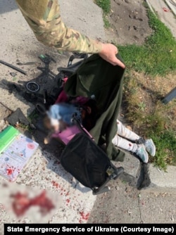 Trupușorul inert al Lizei într-o fotografie cenzurată distribuită de Serviciul de Urgență ucrainean, după atacul rusesc cu rachetă asupra localității Vinița, din 14 iulie 2022.