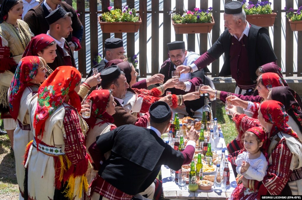 Të afërmit duke festuar në dasmë me raki të bërë vetë.
